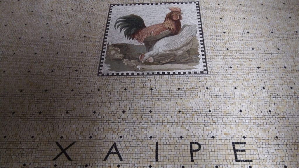 Mosaïque à l'entrée de la villa : Bienvenue en Grecque (coq, poule et poussins symbolisant la famille)
