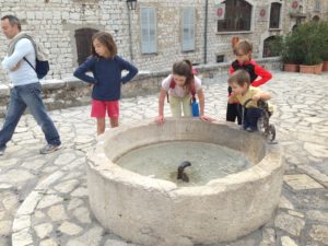 Fontaine dont la vasque circulaire provient d’un baptistère du XIe