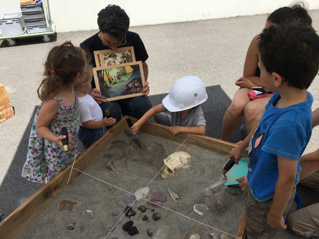 Les enfants ont découvert des objets de la préhistoire